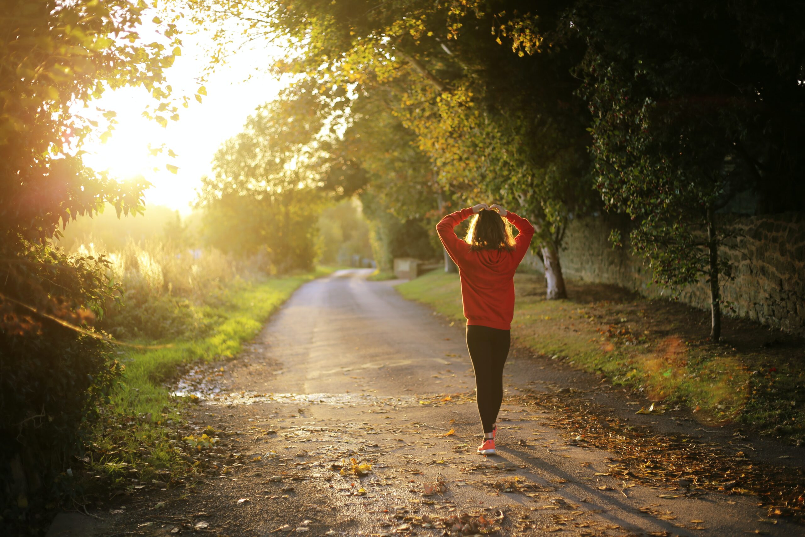una donna che corre all'aperto